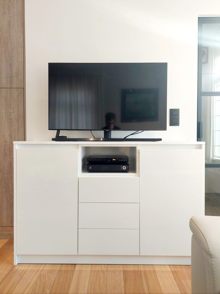 meubel op maat gemaakt voor TV in witte hoogglans